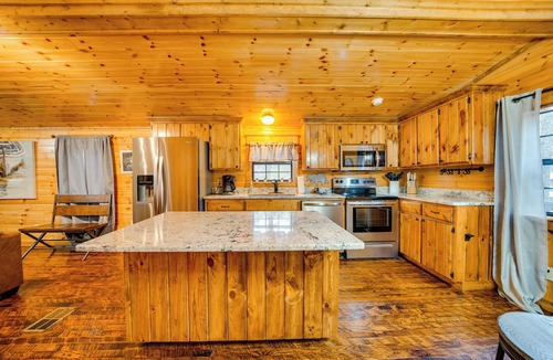 Broken Bow Cottage | Broken Bow Abode w/Hot Tub < 7 Mi to Lake!