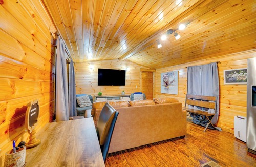 Broken Bow Cottage | Broken Bow Abode w/Hot Tub < 7 Mi to Lake!