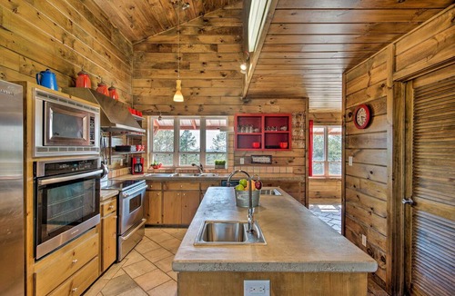 Broken Bow Cottage | Broken Bow Mountaintop Home w/Hot Tub!