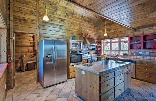 Broken Bow Cottage | Broken Bow Mountaintop Home w/Hot Tub!