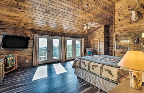 Broken Bow Cottage | Broken Bow Mountaintop Home w/Hot Tub!