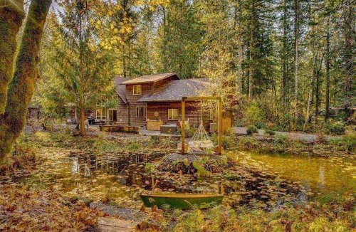 Mount Hood Village House | Brokenbridge Pond