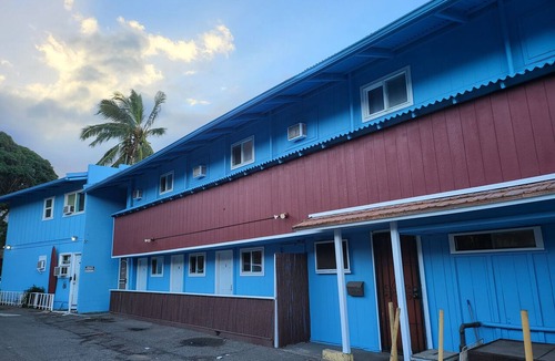 Wailuku Apartment | Budget Downtown Studio-A with European Bunk Beds, AC, WIFI & 4 free Streamers!