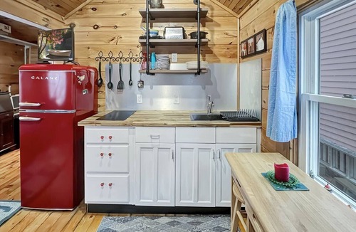 Ogunquit Cottage | Captain's Quarters, 1.5 miles to downtown Ogunquit!