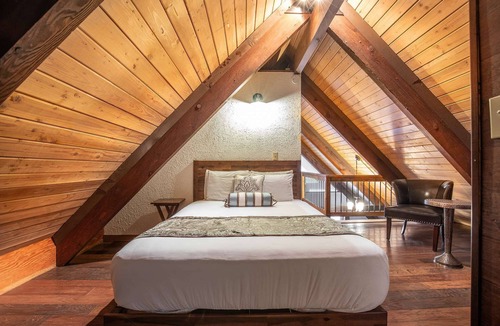 Ocean Shores Hotel | Captain's Quarters - Luxury Apartment in Hotel Near Beach, Jetted Tub, Fireplace, Pet Friendly
