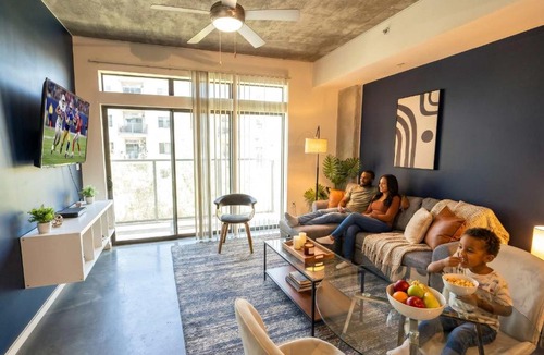 Evans Churchill Apartment | CDT PHX Stay Pool Gym Balcony WD Parking