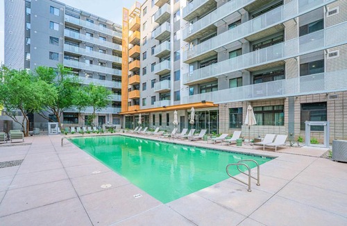 Evans Churchill Apartment | CDT PHX Stay Pool Gym Balcony WD Parking