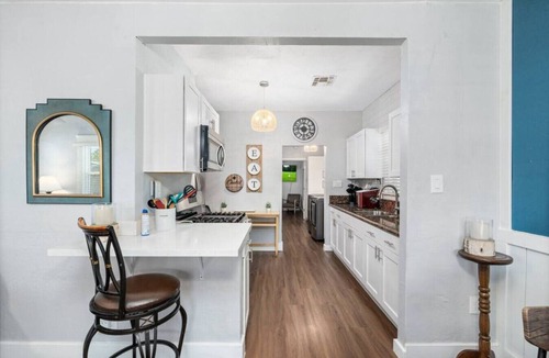 Downtown Phoenix Cottage | Centra Phoenix House Kingbed