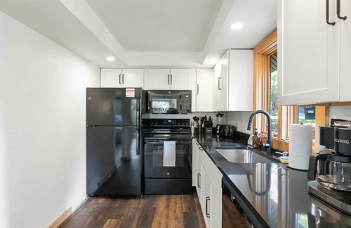 West Dover Ski Chalet | Chalet 1mi to Mount Snow with cinema and hot tub