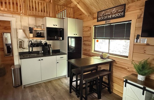 Ironton Cabin | Channy’s Place at StoneCreek Farms | Sleeps 6