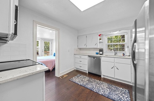 Hot Springs Cottage | Charming 1-bedroom COZY COTTAGE on Lake Hamilton in Hot Springs AR