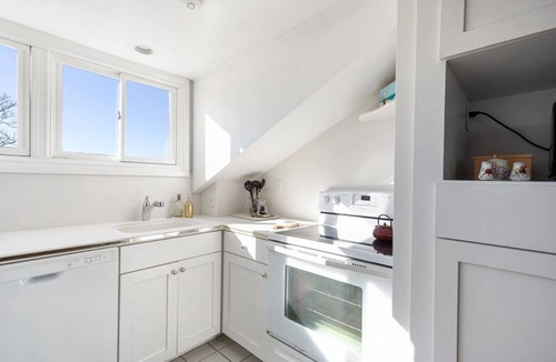 Historic Hill Apartment | Charming 2-bedroom apartment in Newport 30+ Day