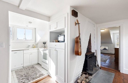 Historic Hill Apartment | Charming 2-bedroom apartment in Newport 30+ Day