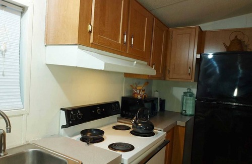 Belleview Cottage | Charming 2-bedroom cottage in delightful Belleview with WiFi, AC