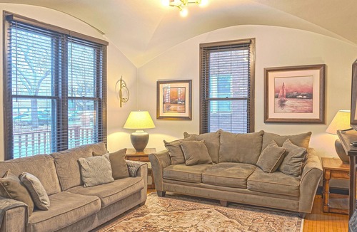 Summit - University House | Charming 2-bedroom house with plenty amenities on Saint Paul's Cathedral Hill.