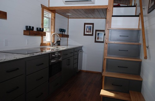 Milford Cottage | Charming 2-bedroom Tiny House with WiFi, AC in relaxing Brooksville
