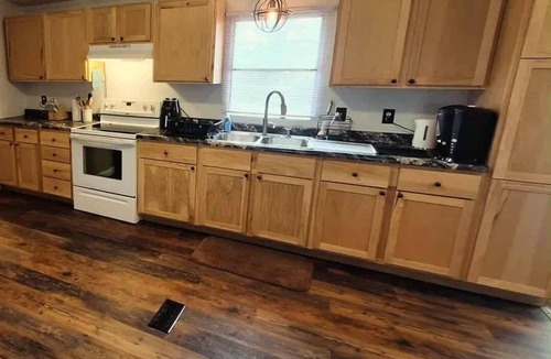 Harrison House | Charming 3-bedroom 2 bathroom Harrison Cottage with AC
