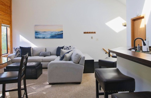 Seven Springs House | Charming 3BD Condo Mt Retreat Near Seven Springs