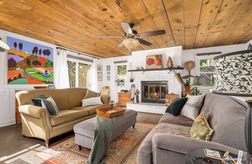 Northeast Minneapolis Arts District House | Charming 5-bedroom getaway few blocks from restaurants, breweries & cafes