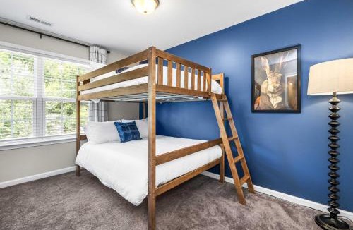 Durham House | Charming 5bd - BBQ - Deck- 4mins Duke University