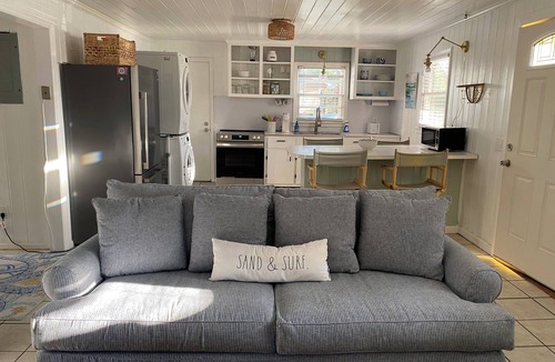 Long Beach Cottage | Charming artist’s cottage near the beach, large lot with beautiful oaks