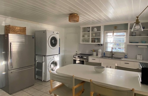 Long Beach Cottage | Charming artist’s cottage near the beach, large lot with beautiful oaks
