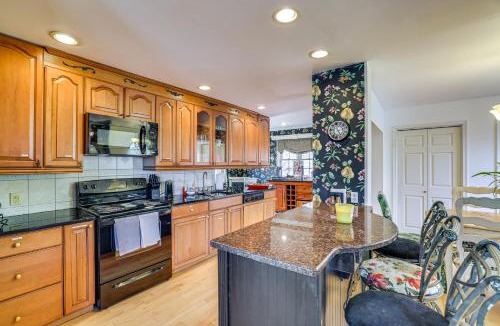Bushkill House | Charming Bushkill Retreat with Private Deck and Grill!