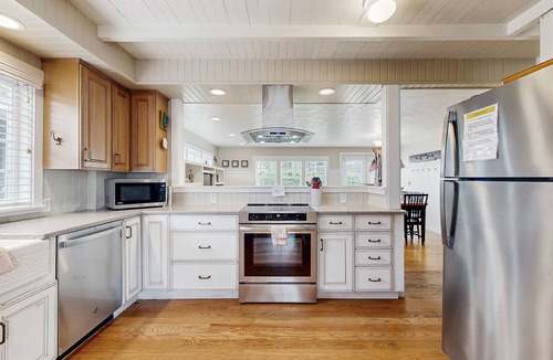 Seaside House | Charming cottage 1 block from the Prom & beach with private deck & Ping-Pong