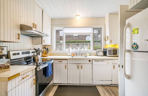 Gearhart Cottage | Charming dog-friendly cottage with sauna, easy beach access, deck & yard