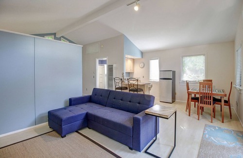 Oak Park Cottage | Charming Downtown Studio w/Secluded Yard - Near State Street
