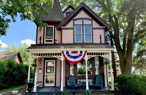 Waconia House | Charming Historic Haus - Located downtown Waconia
