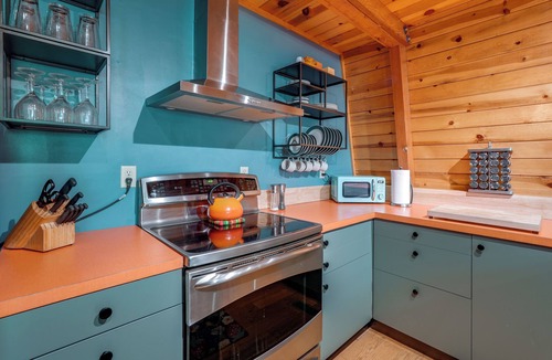 Strawberry Cabin | Charming Pinecrest Cabin w/Private Deck