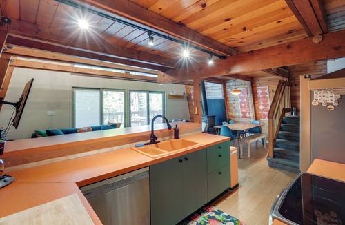 Strawberry Cabin | Charming Pinecrest Cabin w/Private Deck