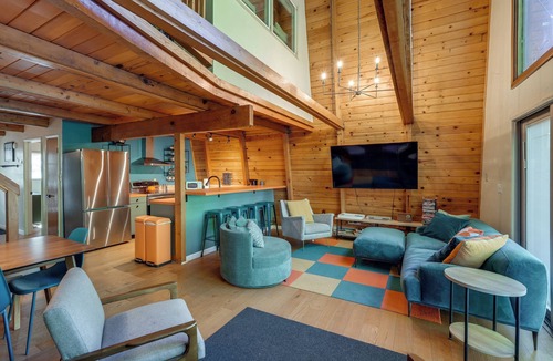 Strawberry Cabin | Charming Pinecrest Cabin w/Private Deck