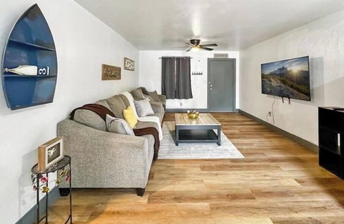 Pryor House | Charming Retreat home with Private Yard in Pryornn