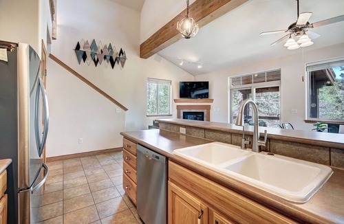 Willow Grove Condo | Charming Riverfront Condo with Loft on Blue River