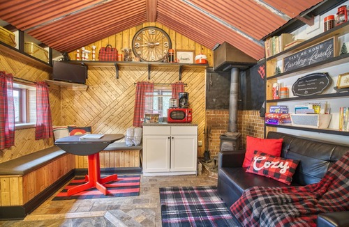 Lyons Apartment | Charming Riverside Studio — Couples’ Getaway
