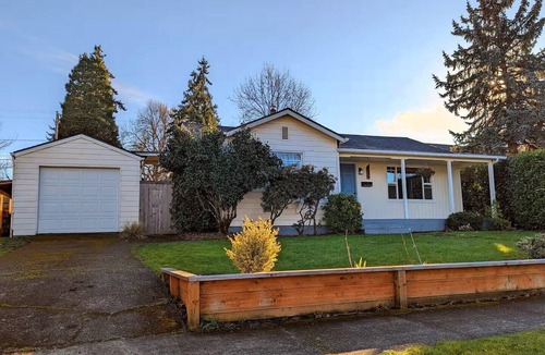 Southeast Eugene House | Charming South Eugene home, huge yard! Pet friendly!