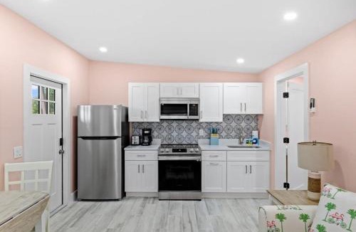 Sanibel Apartment | Charming Suite with Balcony and Bikes at Historic Sandpiper Inn