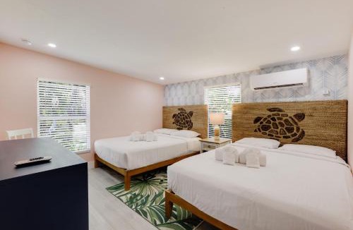 Sanibel Apartment | Charming Suite with Balcony and Bikes at Historic Sandpiper Inn