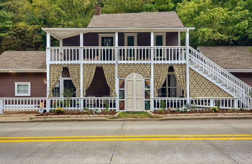 Eureka Springs Historic District Cottage | Chateau Cottage - Ground Floor