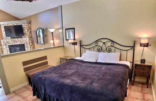 Eureka Springs Apartment | Chateau Treehouse #11 @ Oak Crest Cottages and Treehouses