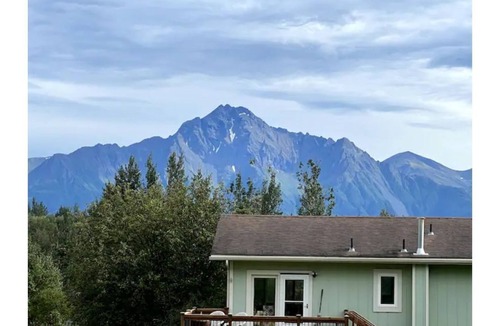 Farm Loop House | Cheerful home surrounded by gorgeous views