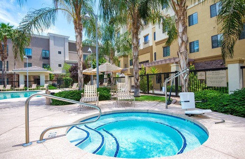Glendale Sports and Entertainment District Apartment | Chic 2BR Suite w/3 Beds | Free Breakfast + Pool