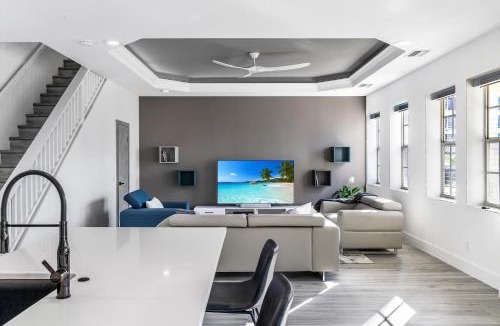 Fort Myers River District House | Chic & Cozy River District Townhouse