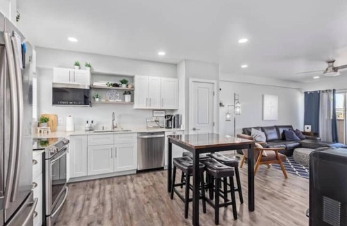 Encanto Condo | Chic & Stylish Midtown PHX Condo Retreat - Stunning Views & Light Rail Access
