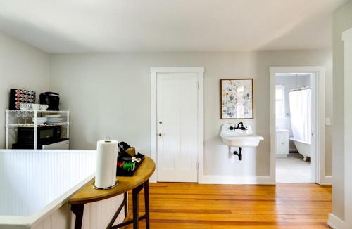 Hyde Park Apartment | Cincinnati Apartment: 1 Mi to Hyde Park Square!
