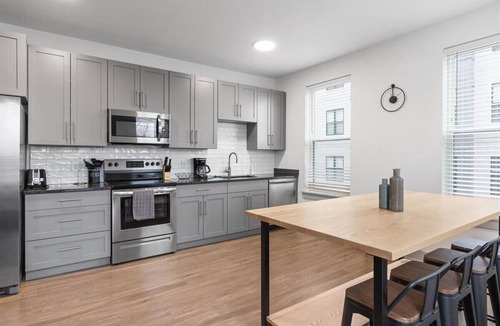 East Walnut HIlls Apartment | City Views & Style—Cincy Condo by Hot Spots