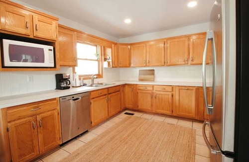 Duck Cottage | Classic Duck Cottage – Heated Pool + Walk to Beach