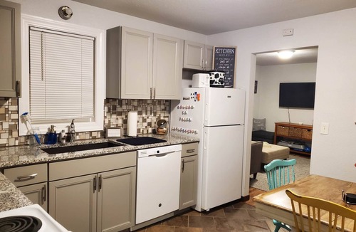 Fargo Apartment | Clean Ground Level Apt/Queen Bed/Free Parking & Laundry/Close to Downtown